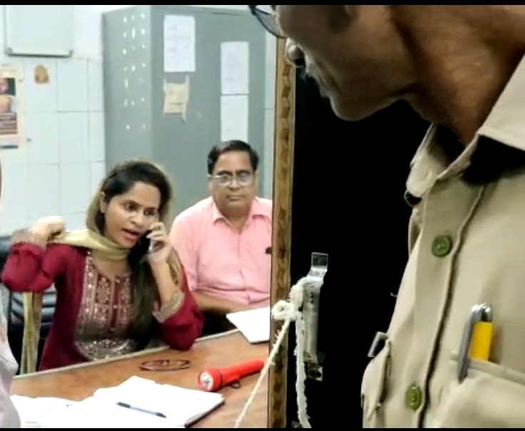 हरदोई में एसडीएम साहिबा ने सीएमओ से कहा - डॉक्टर को खिंचवाकर थाने में बैठा देंगी ,वीडियो वायरल होने पर मची हाय तौबा 